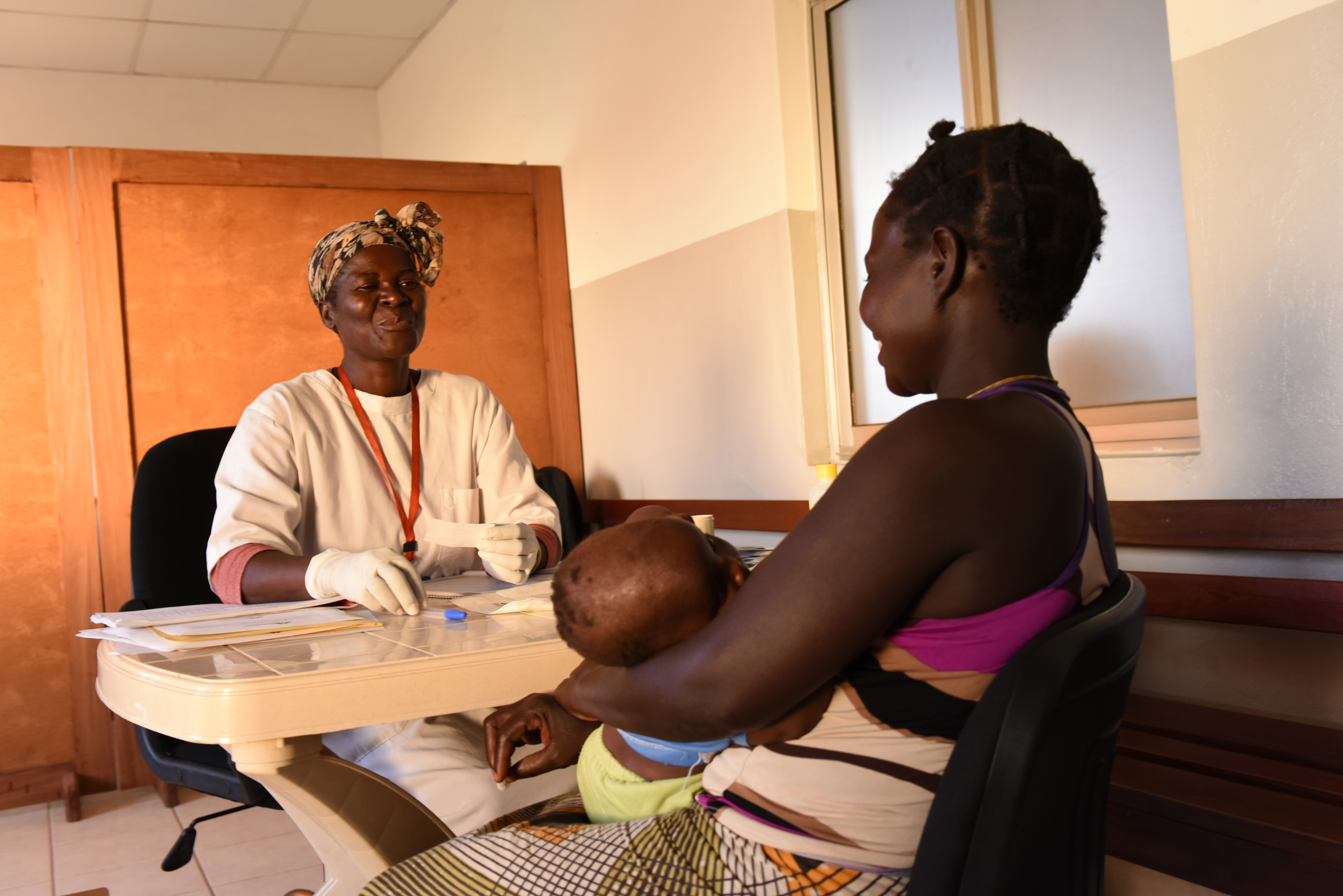 Francisca Vasco, counselor in a clinic of Tete, doing voluntary counseling and testing for HIV and other sexually transmitted infections. January 2014. © Felco Calderin