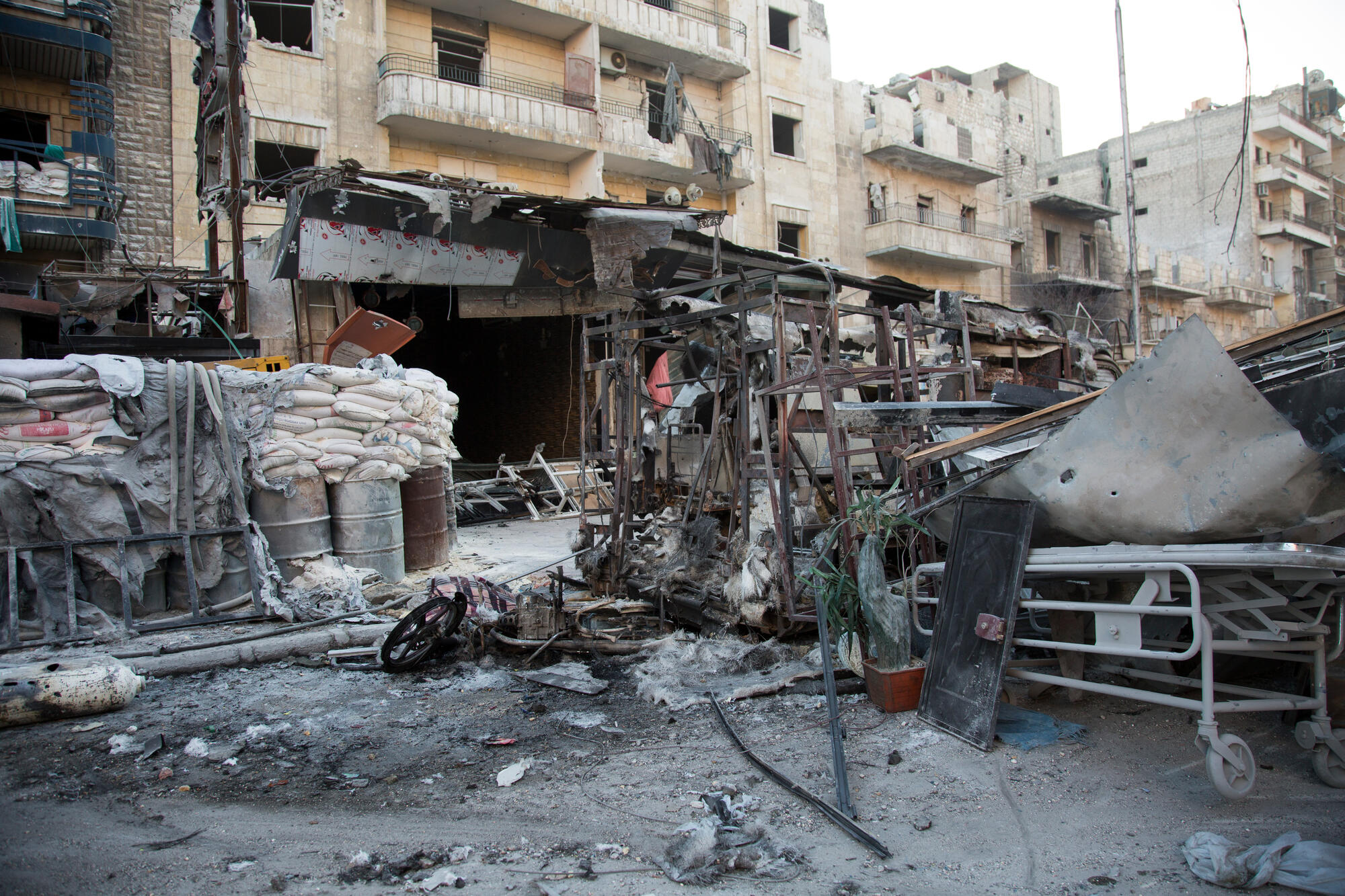 空襲摧毀了周邊的一切，包括停在醫院門前的救護車和汽車。©Karam Almasri 