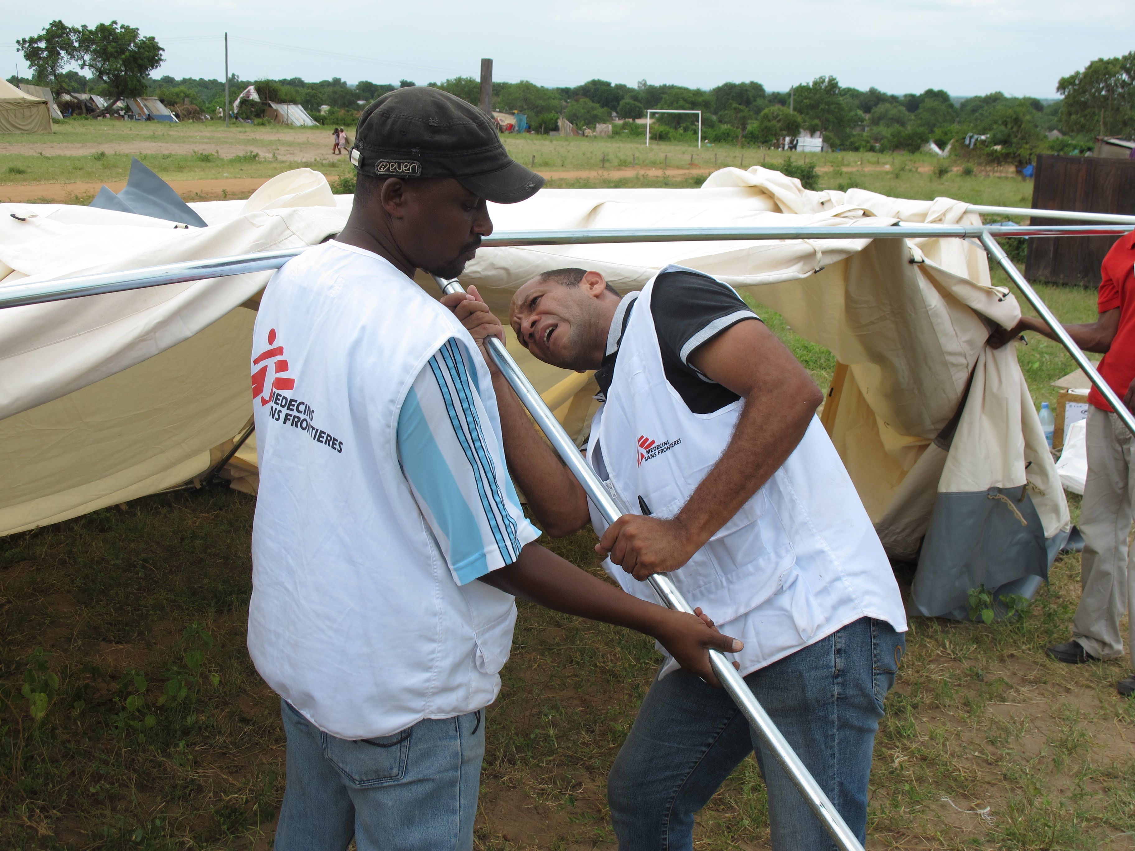 MSF team is installing a tent for a temporary health post in Chinhacanine, Gaza province. February 2013. ©MSF 