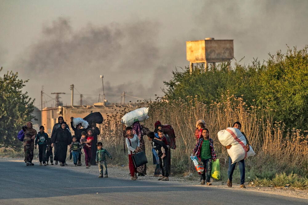 2019年10月。土耳其在敘利亞北部發動軍事行動後，居民為躲避猛烈炮擊，被迫逃到位於邊境的城鎮和村莊。無國界醫生正盡力應對與日俱增的醫療護理和人道援助需求。©Delil Souleiman/AFP