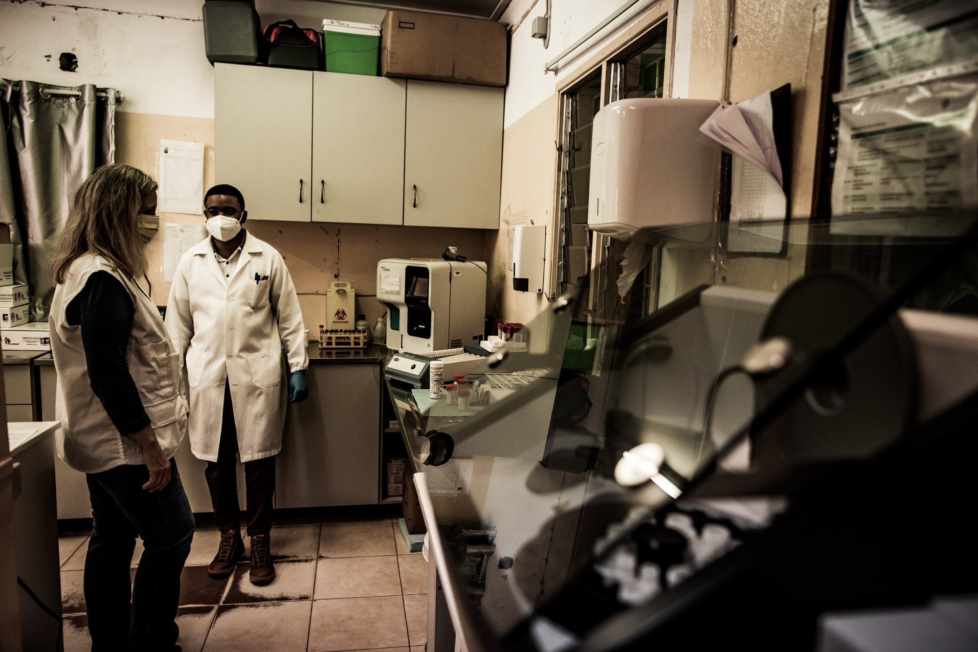 Natalia Tamayo (left), the coordinator of the harm reduction programme for drug users, at the laboratory. June 2021. ©Oscar Corral 