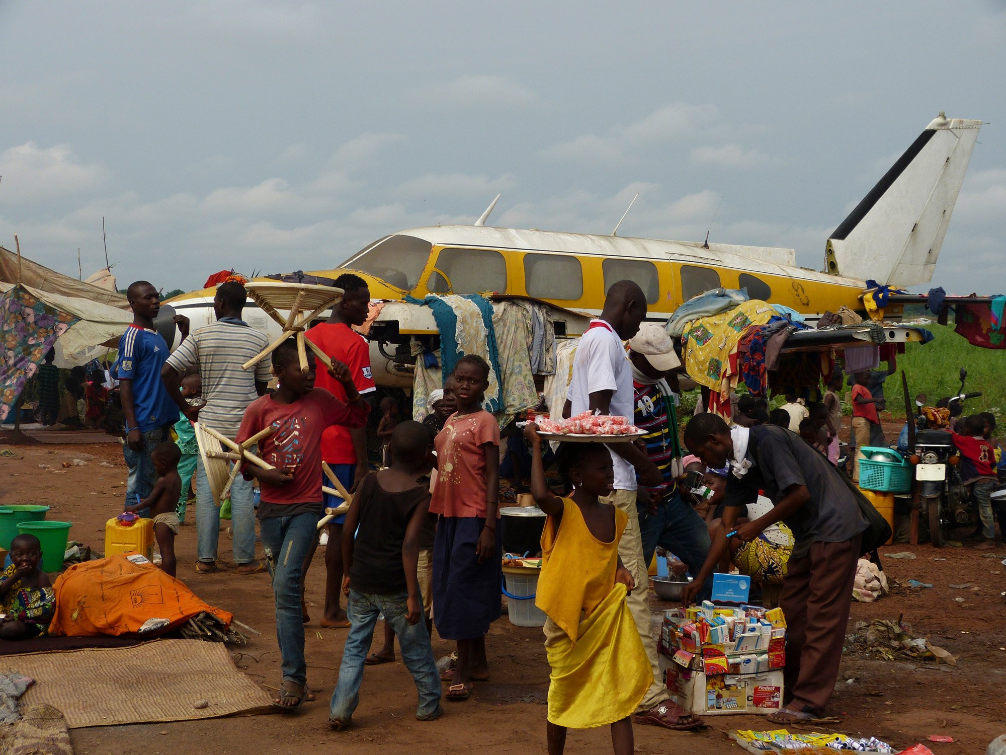 在暴力高峰期之後数天，约4万人於中非共和国首都班吉的机场栖身避难。 © Samuel HANRYON/MSF