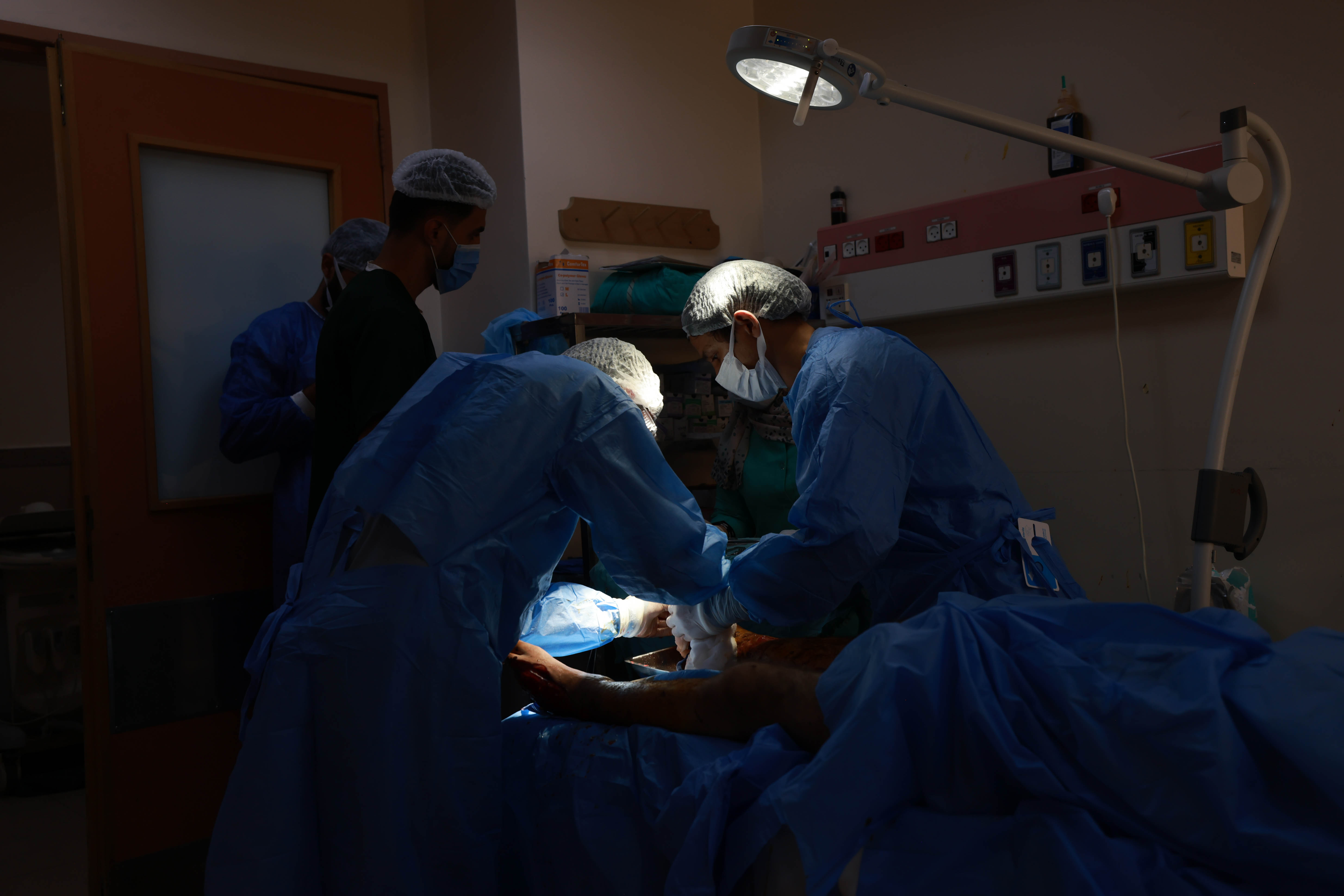 無國界醫生人員在加沙的阿克薩醫院治療傷者。 © Mohammed ABED