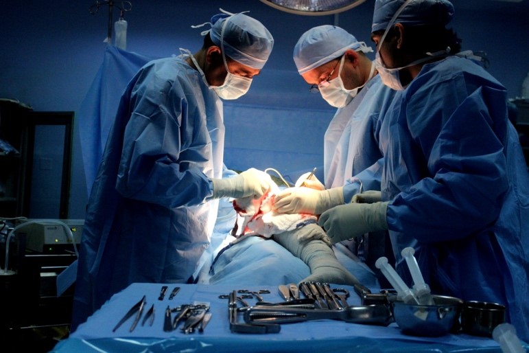 在無國界醫生運作的安曼重建外科醫院，法赫與團隊為一名腿部嚴重受傷的病人施手術。© MSF