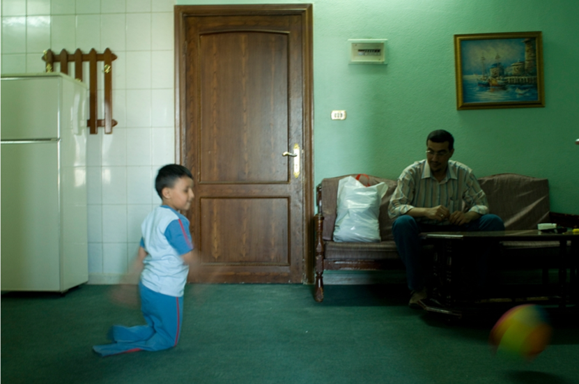 五歲的亞尼與母親回到村落探親時被汽車炸彈所傷，同時失去了母親和雙腿。亞尼被轉介到無國界醫生運作的重建外科醫院接受治療，幫助他再次站起來。© MSF 