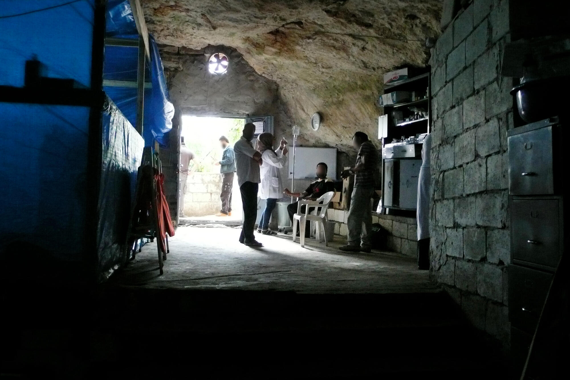 2012年8月——洞穴變成醫院。無國界醫生在敘利亞與土耳其接壤的邊界地區，將一個曾作為蔬果和燃料儲藏庫的洞穴改建成醫院。儘管在後勤和醫療方面有重重困難，無國界醫生團隊還是成立了一個適合提供急診和創傷手術的無菌手術室。©MSF