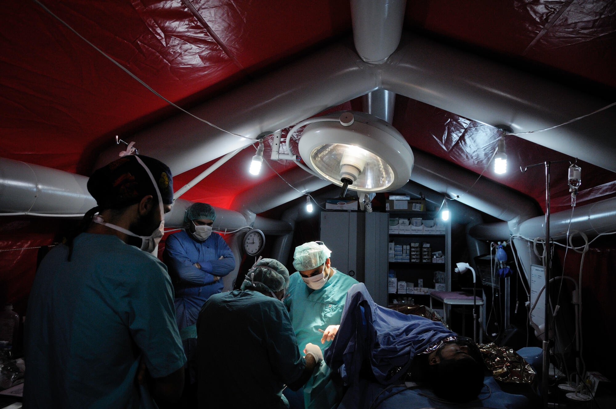 2012年12月——在意料之外場所的前線醫院。隨著敘利亞西北部前線戰事轉移，無國界醫生將一個廢棄養雞場改建成前線醫院，提供緊急創傷手術以及初級和中級醫療護理。©Robin Meldrum/MSF