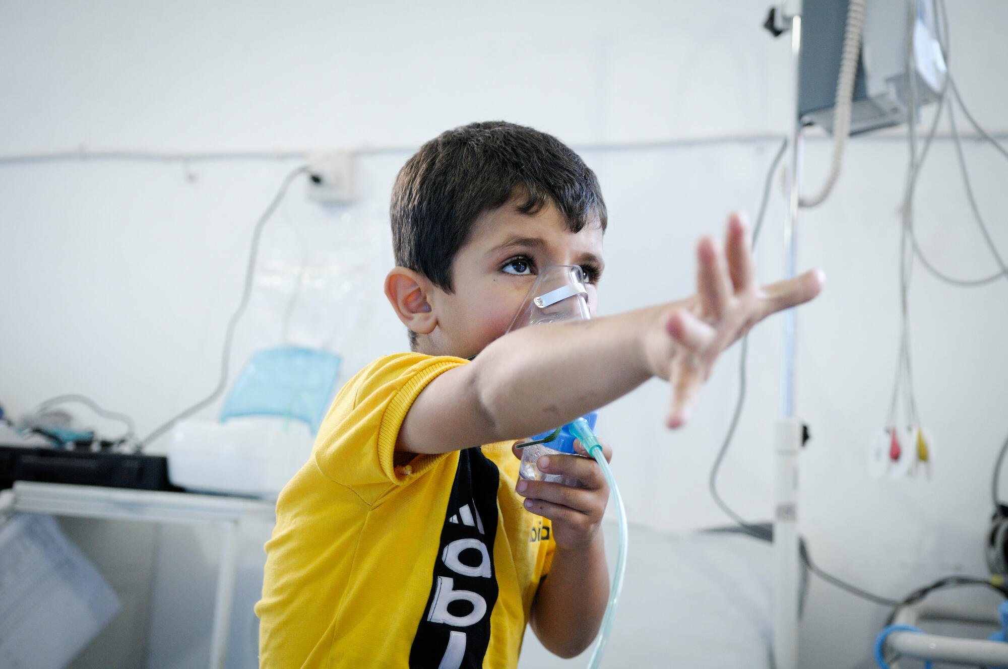 2013年7月。一名患有氣喘、正在敘利亞的無國界醫生醫院急症室接受氧氣治療的男童。塵土使他的哮喘惡化，來到醫院時已經無法呼吸。他的父母無法在敘利亞找到哮喘吸入劑。©Robin Meldrum/MSF