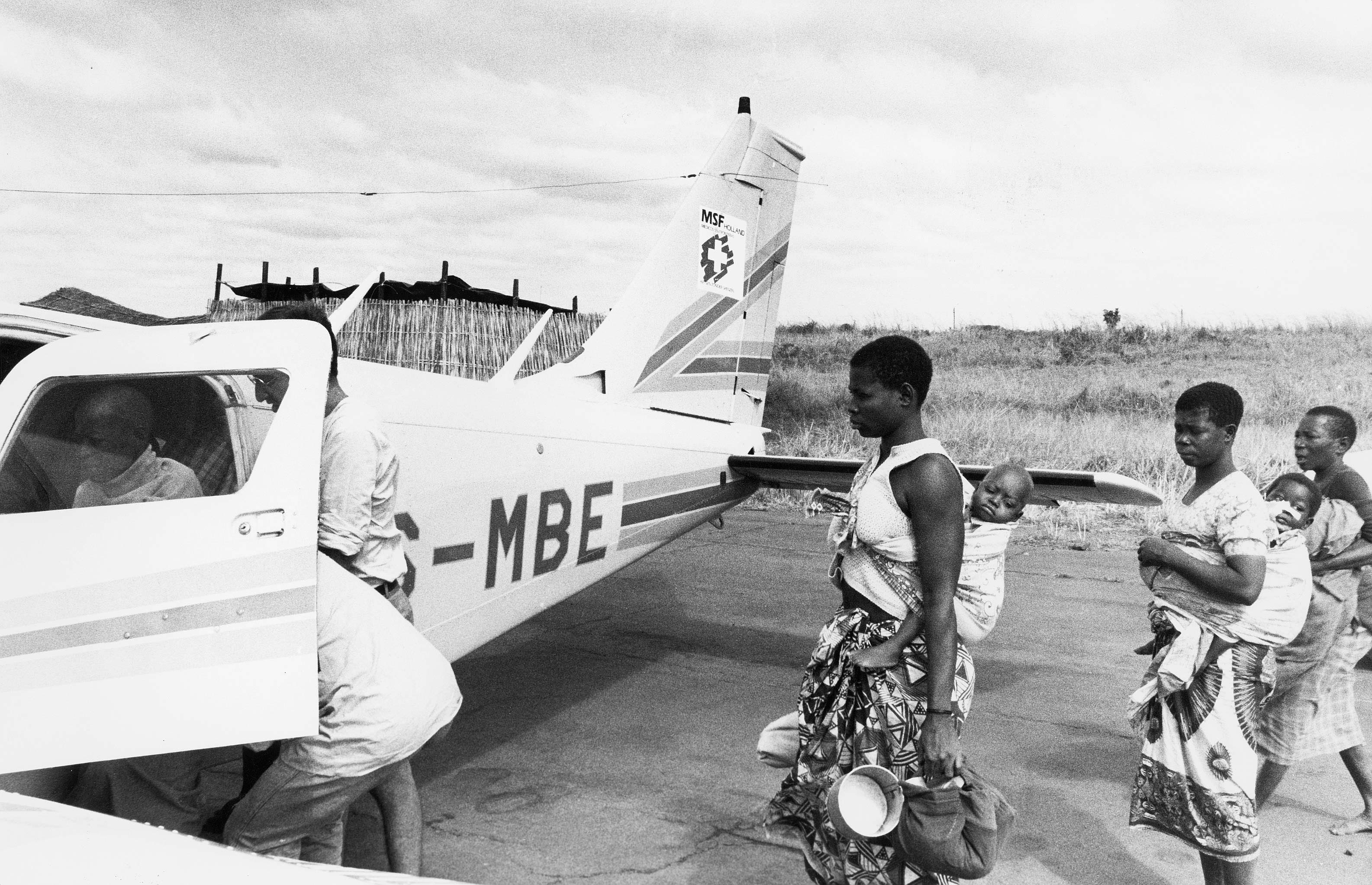 Once a week MSF came by plane to bring medical supplies and to pick up patients in Cuamba district. October 1989. ©B Eijgenhuijsen