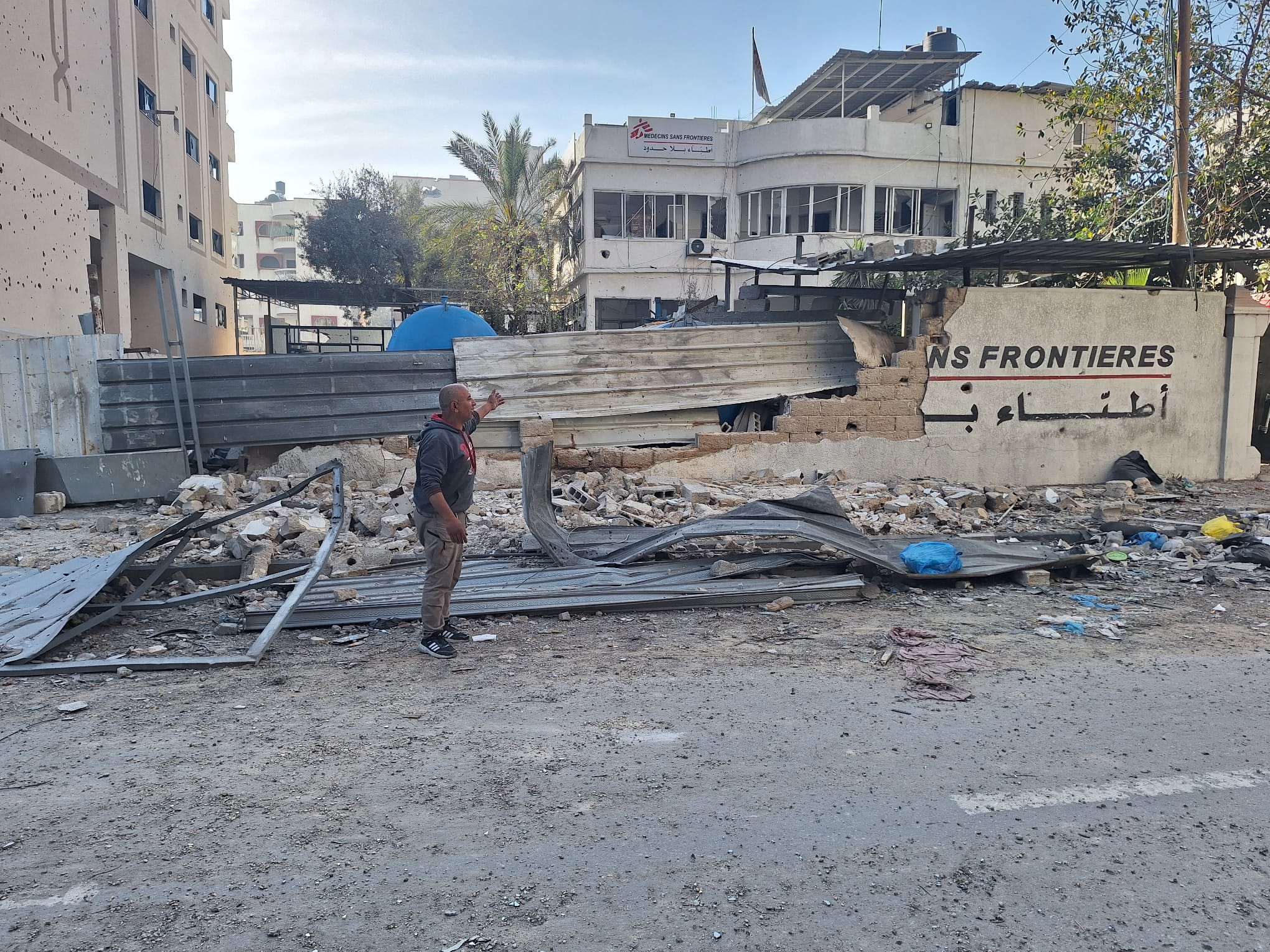 醫院外被炸至頹垣敗瓦。 © MSF