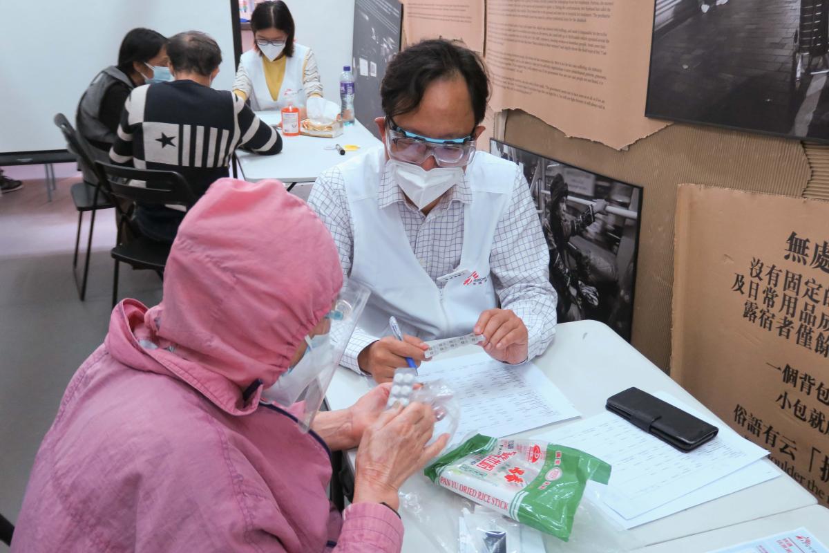 無國界醫生（香港）為弱勢社群提供免費醫療諮詢。 © MSF