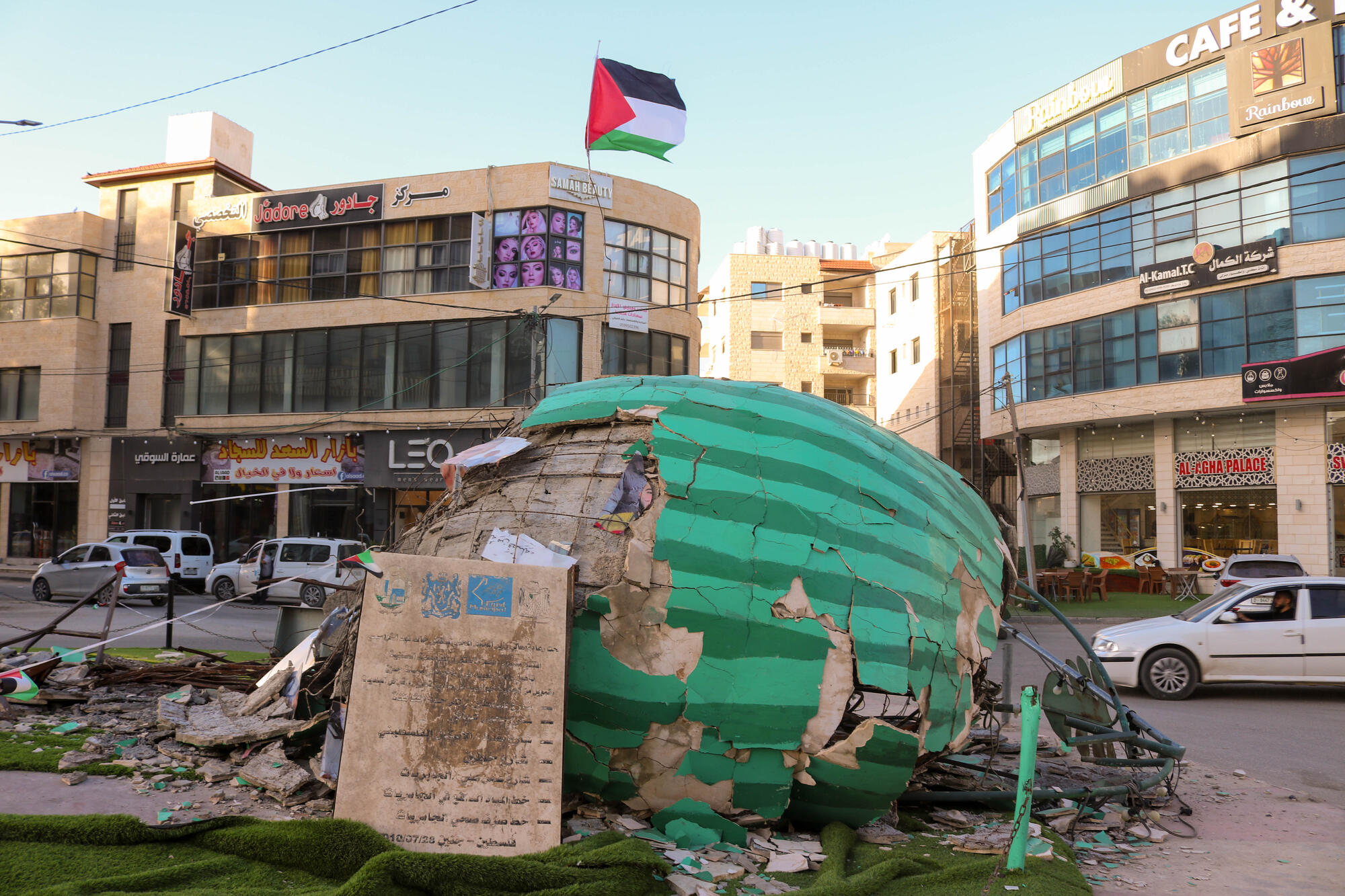 在傑寧，這西瓜形迴旋處象徵巴勒斯坦人的驕傲，但在一次軍事襲擊中被摧毀。自 10 月 7 日起，以色列暴力入侵傑寧已成常態。© FARIS AL-JAWAD/MSF