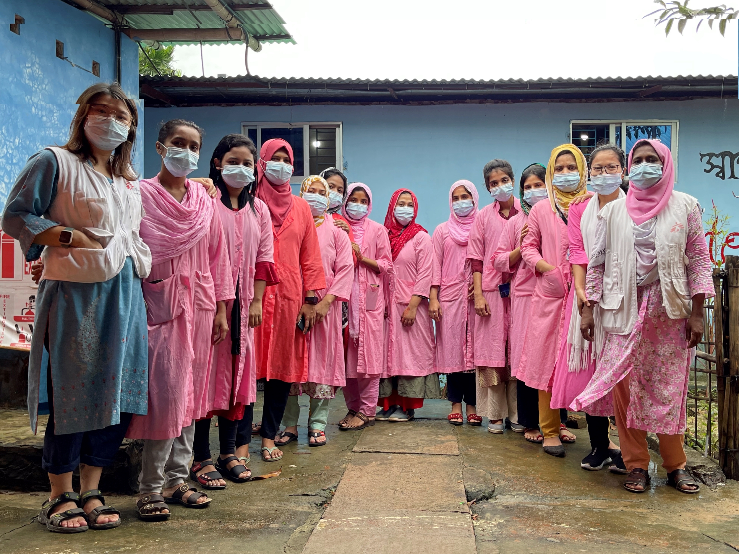 蘇衍霈（左一）與無國界醫生在孟加拉當地的團隊合作。© MSF