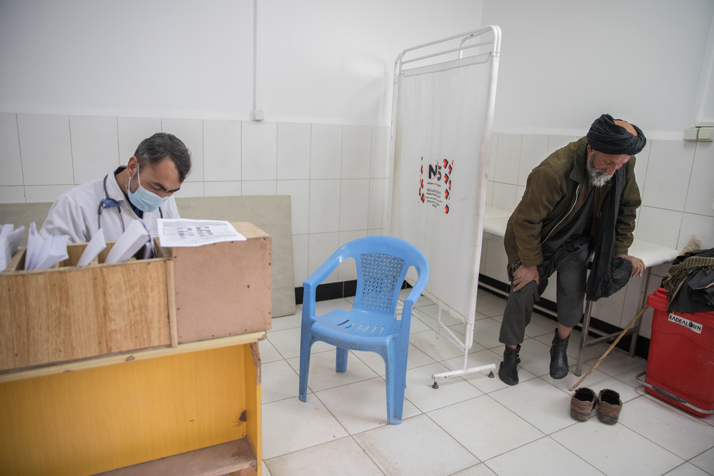 Out-Patient department<br> Haju Bari Jan, 63, receives a prescription from an MSF doctor to alleviate his back and body pain.