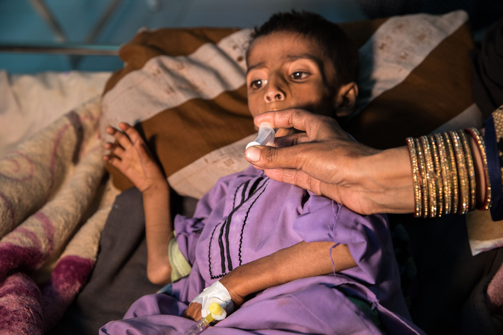 住院治療餵食中心<br> 來自穆薩堡（Musa Qala ）區的 6 歲男孩的艾哈邁德（Ahmad）於 3 天前入住布斯醫院的住院餵食中心。除了營養不良，他還患上結核病。他 30 歲的母親薩迪亞克（Saddiaq）將他帶到醫院，她育有另外三個孩子。