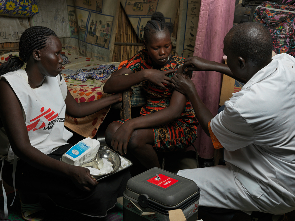無國界醫生團隊探訪本提烏營地的居民，並為他們接種戊型肝炎疫苗。© Peter Caton/MSF