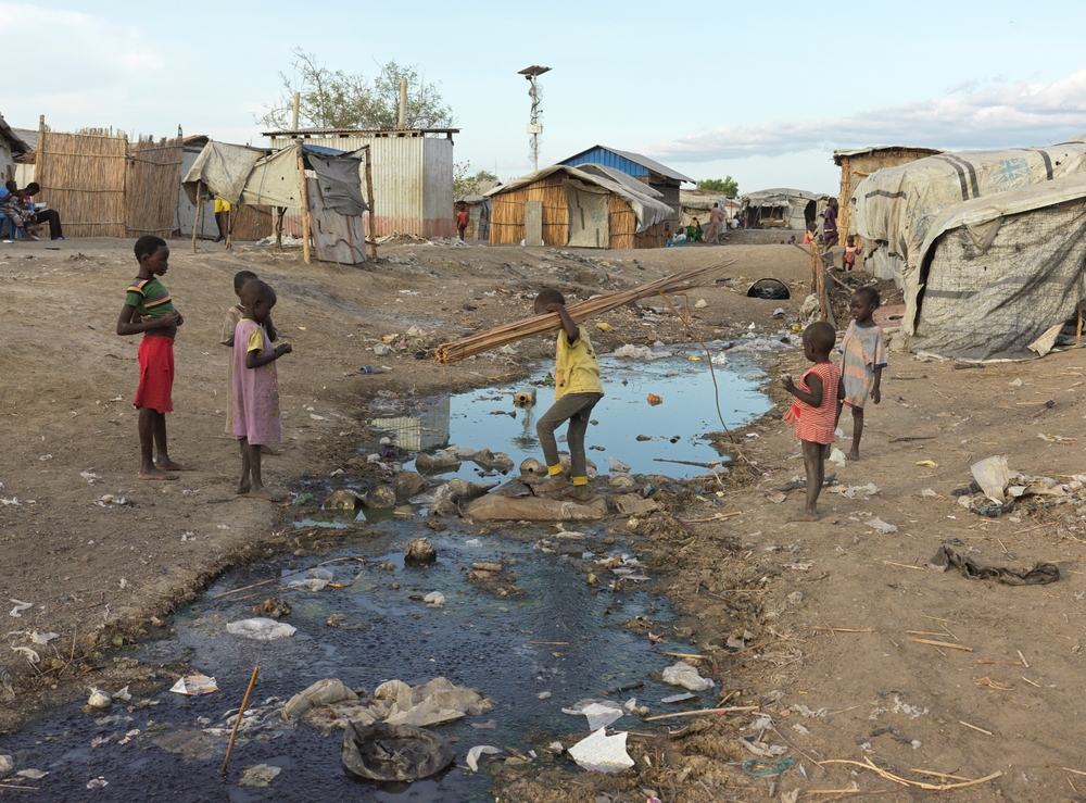 Children living in appalling sanitation conditions in Bentiu displacement camp. © Peter Caton/MSF 