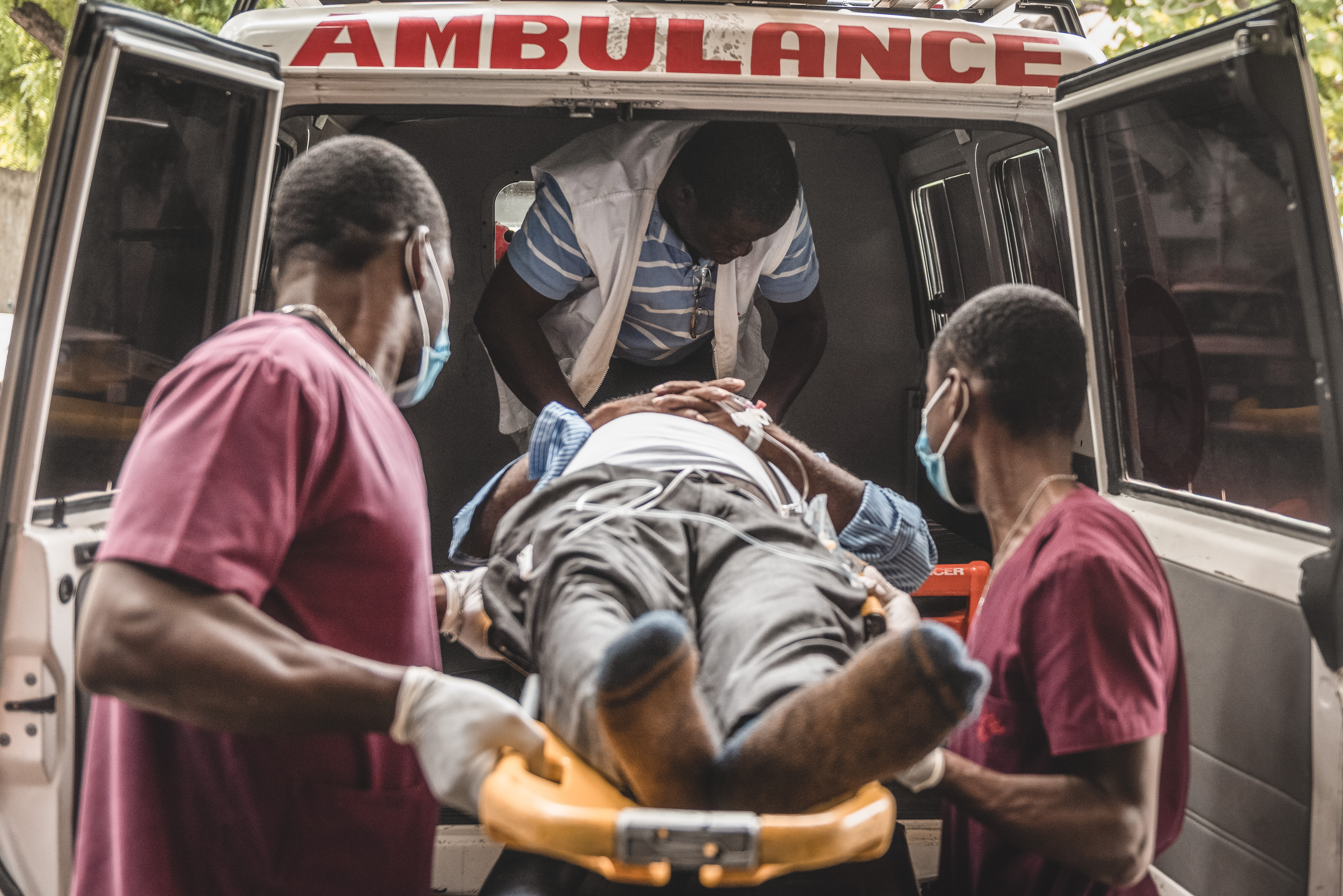 This patient, a victim of head trauma, was taken to the MSF emergency center in Turgeau.© SabiN