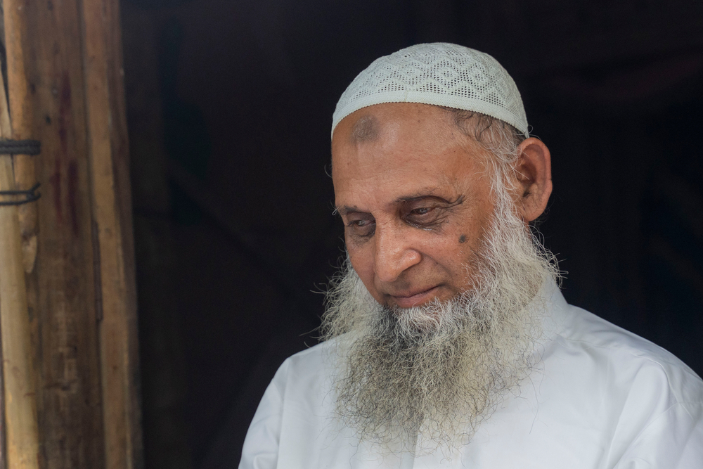 侯賽因（Mohamed Hussein）在緬甸內政部擔任了超過38年的公務員。1982年，他因羅興亞人的種族身分而被剝奪了公民權。自此以後，他目睹自己的權利、自由如何逐漸被侵蝕。他被迫逃到孟加拉，並在難民營中生活了5年。© Saikat Mojumder/MSF