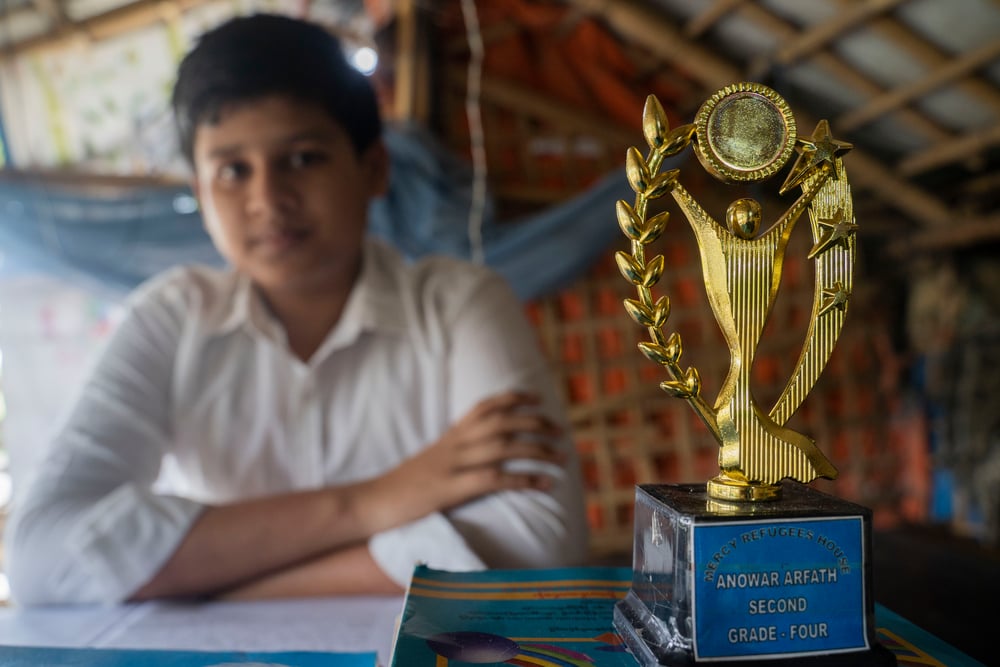 15歲的安瓦（Anwar）依然清晰記得5年前逃離緬甸的景況。還在家鄉時，他是個懷抱夢想的優秀學生，但現在則為自己的人生發展而焦慮。© Saikat Mojumder/MSF