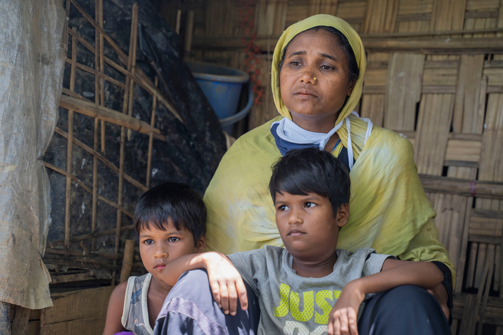 比岡（Tayeba Begum）是6個孩子的母親，其中有一對5歲大的雙胞胎。2017年，她只帶著衣物就逃離了緬甸。5年後的今天，比岡憶述自己和雙胞胎在難民營中的生活。儘管渴望回家，但她認為在不知道自己的權利能否受到保障的情況下，回到緬甸仍然十分困難。© Saikat Mojumder/MSF