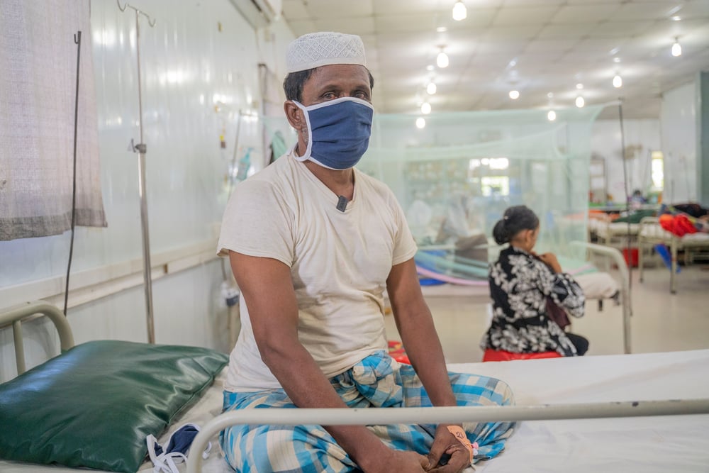 45歲的哈希穆拉（Hashimullah）在逃離緬甸前一天的晚上被槍聲吵醒，翌日早上他成功逃走。5年後的他在無國界醫生位於科克斯巴扎爾的醫院病床上，回想那些歷歷在目的逃亡場景，不禁讓他懷疑安全回家的那天會否到來。© Saikat Mojumder/MSF