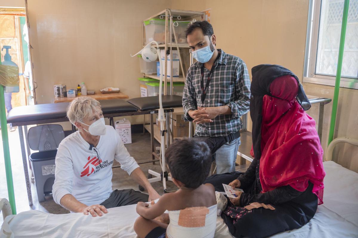 MSF’s Southeast, East Asia and Pacific Project (SEEAP) head Paul McPhun, assisted by a Rohingya translator, discusses with a mother at MSF Goyalmara Hospital’s paediatric intensive care unit. ©MSF 