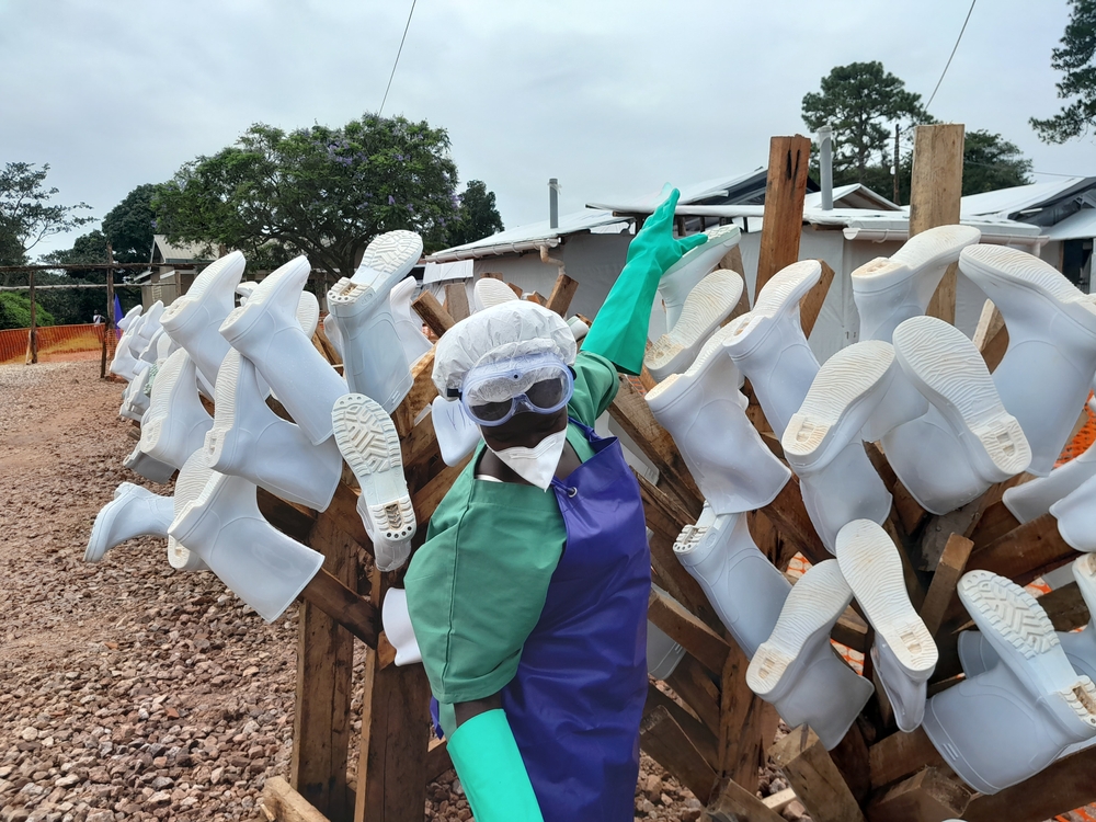 Hygienist is hanging the boots to dry after being decontaminated at Ebola Treatment Center. © Sam Taylor/MSF