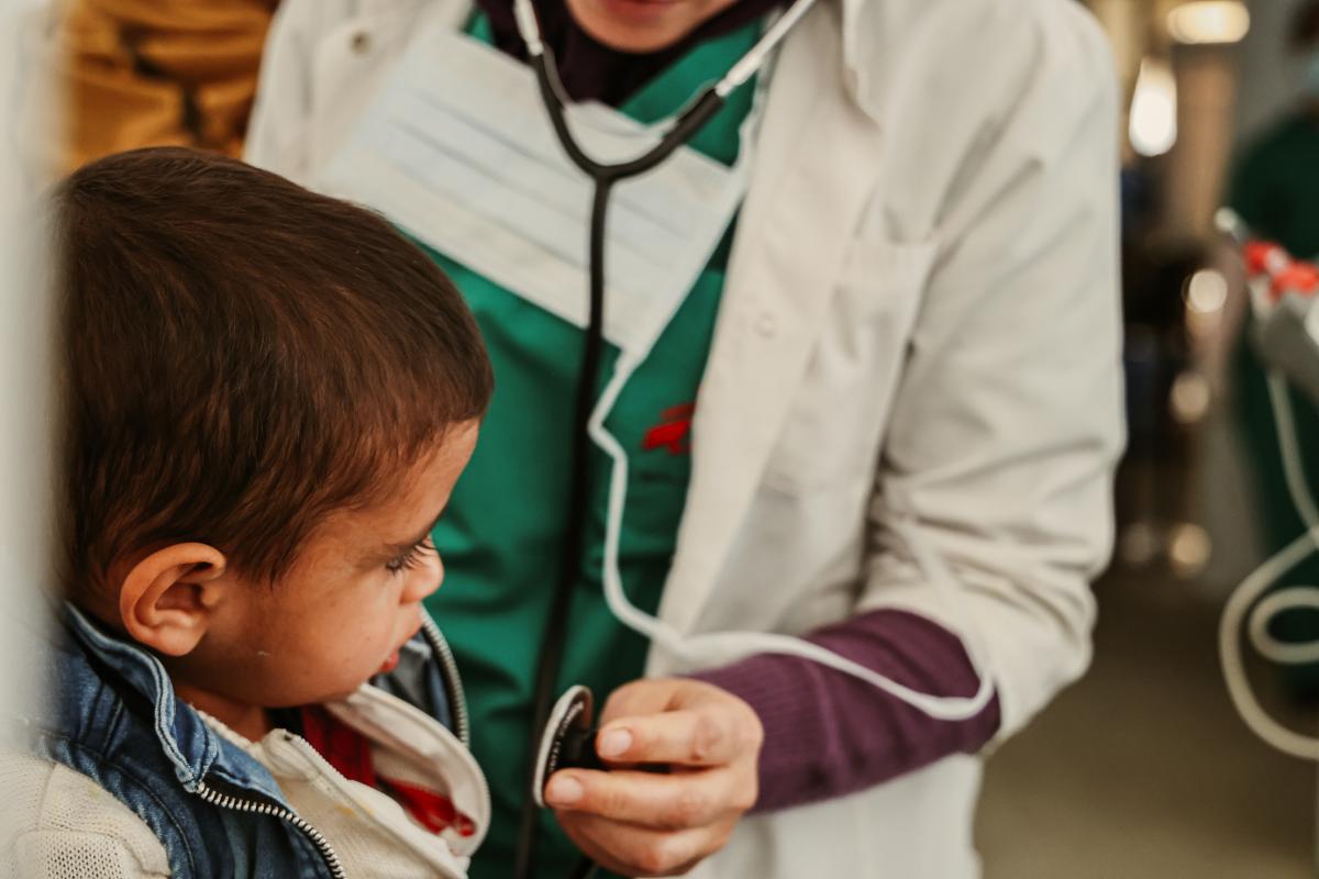 一名男童在位於黎巴嫩的無國界醫生霍亂治療中心接受檢查。 ©Carmen Yahchouchi