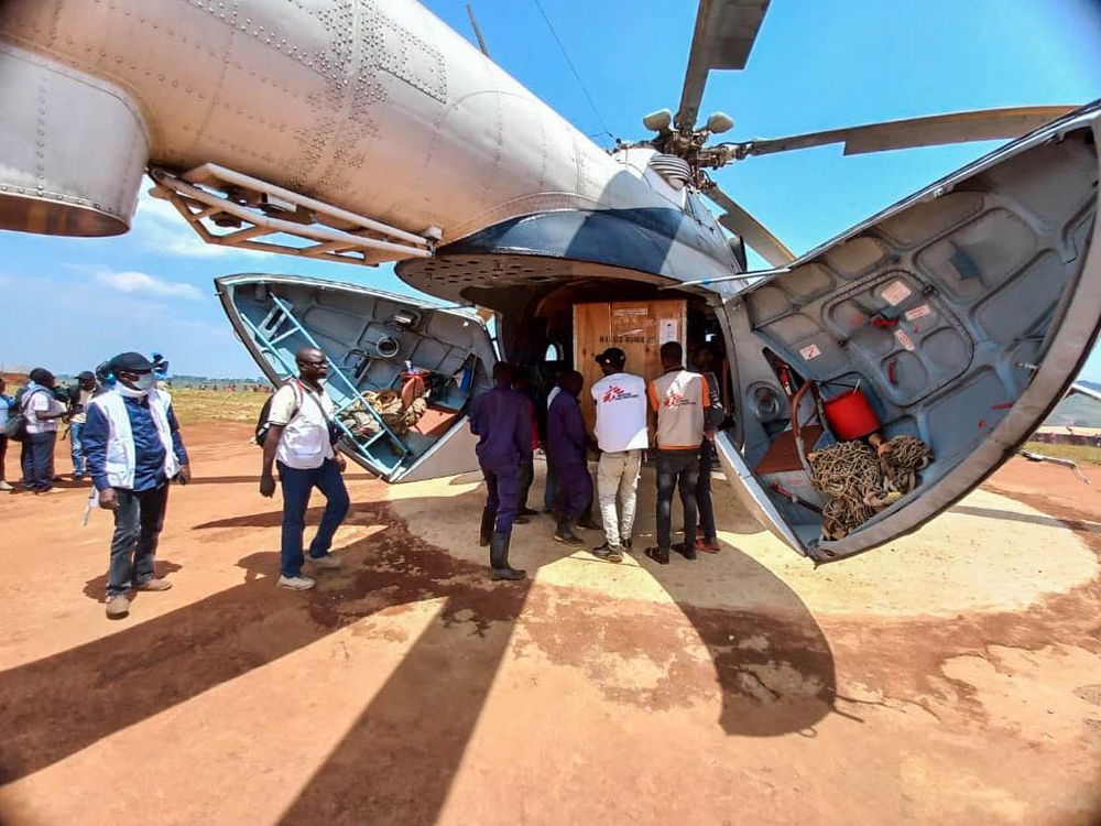 MSF teams unload cargo in Rho displaced people’s camp, which has seen a further influx of people seeking safety following violent attacks by armed groups. The camp population has doubled to over 70,000 people, all living in dire conditions.© PHILOMÈNE FRANSSEN/MSF 