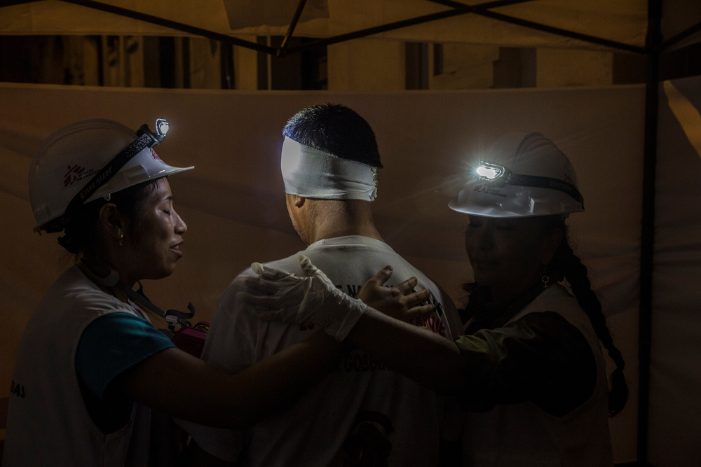 Following political protests across Peru, a 70-year-old patient is treated by MSF staff in Lima after being hit in the left temple by pellets fired by the police. © MAX CABELLO ORCASITAS