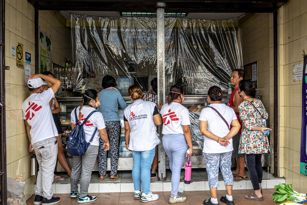 在馬尼拉的湯都（Tondo）社區，無國界醫生義工邀請當地一間麵包店的員工和顧客，到組織舉辦的免費結核病篩查活動中接受胸腔X光檢查。© RIA KRISTINA TORRENTE