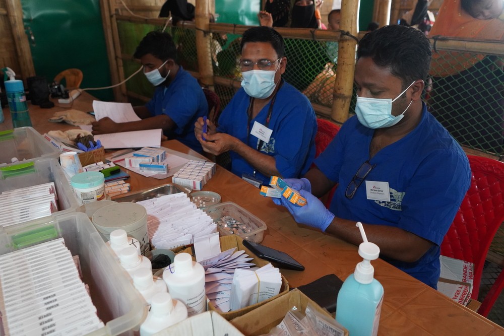 無國界醫生在營地開設的診所派發藥物。 © Farah Tanjee/MSF