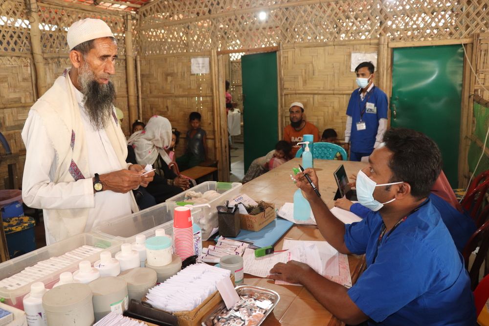 無國界醫生醫護人員向疥瘡病人解釋有關藥物資訊。© Farah Tanjee/MSF
