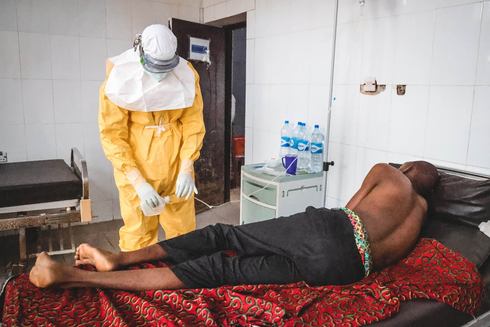 A Ministry of Health doctor administering intravenous injection to a Lassa fever patient admitted at the confirmed cases’ ward of the virology unit. © MSF