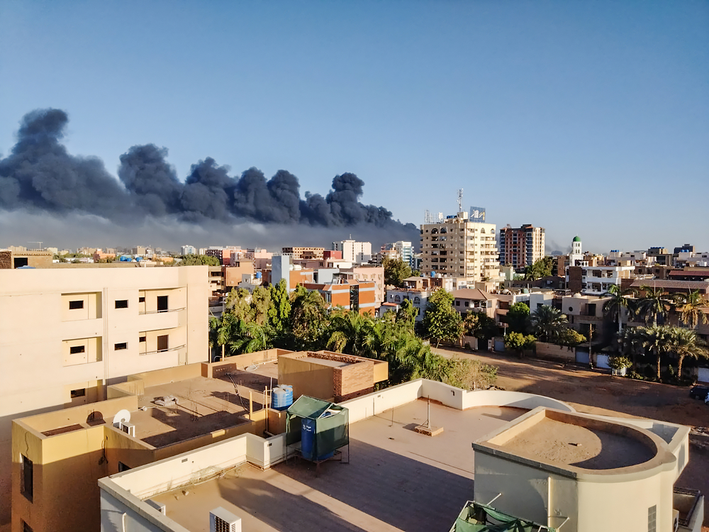 An aerial view shows black smoke drifting across Khartoum following the fighting and violence that erupted between the army and paramilitary forces in mid-April. © ATSUHIKO OCHIAI/MSF