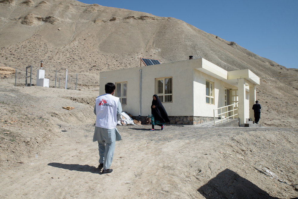 這是無國界醫生在阿富汗巴米揚省偏遠地區班達米爾開設的診所。2023年，我們的團隊在巴米揚的偏遠地區開設8間類似的診所，與當地社區合作提供生殖、產婦、新生兒和兒童的優質醫療護理。 © Nava Jamshidi