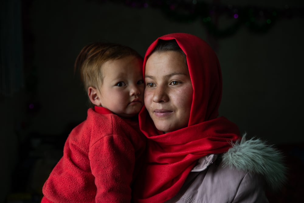 19歲的納吉巴 （Naqiba）在巴米揚一間由無國界醫生支援的醫療設施，誕下她的第二個孩子。她說：「當我第一個兒子出生時，我婆婆必須支付6,000阿富汗尼（約550港元），才能讓我們前往巴米揚省級醫院。現在我們終可在家附近免費獲得護理。」© Nava Jamshidi 