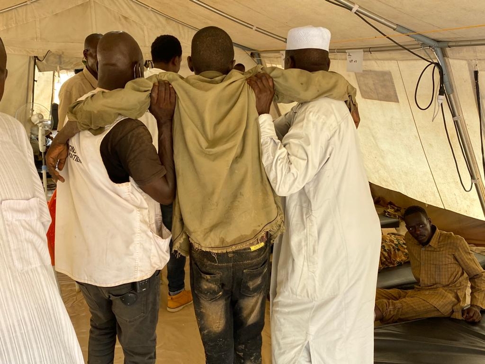 無國界醫生在乍德阿德雷（Adré）醫院的團隊正應對大批逃離蘇丹衝突的戰傷患者。© Johnny Vianney Bissakonou/MSF