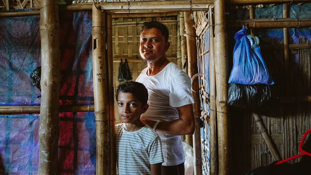 Noyum and son in their family shlter in the Rohingya refugee camps in Bangladesh. © Victor Caringal/MSF