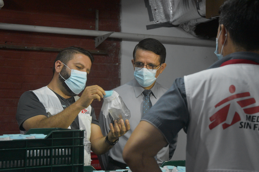 衞生部長參觀了無國界醫生的昆蟲培育室，親身了解沃爾巴克氏蚊子的培育過程。© MSF/Laura Aceituno