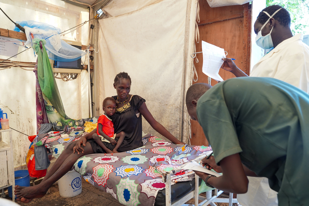 無國界醫生的診所主任為托爾檢查。© Manon Massiat/MSF