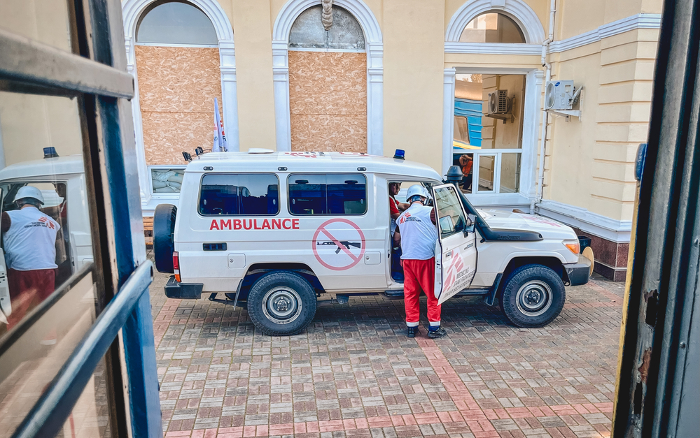 無國界醫生的救護車將病人從醫院送往火車站。© Verity Kowal/MSF