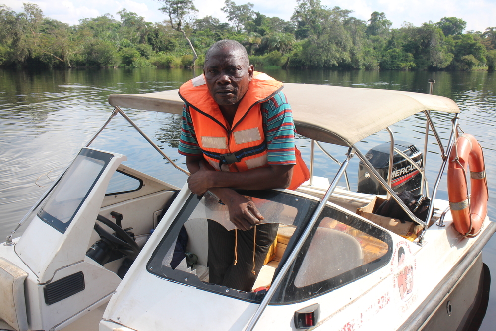 蒙貢貢比（Richard Mungongombi）是一名快艇駕駛者，協助運送無國界醫生人員和設備到難以前往的地區。© MSF/Alain Duhamel Ntungane