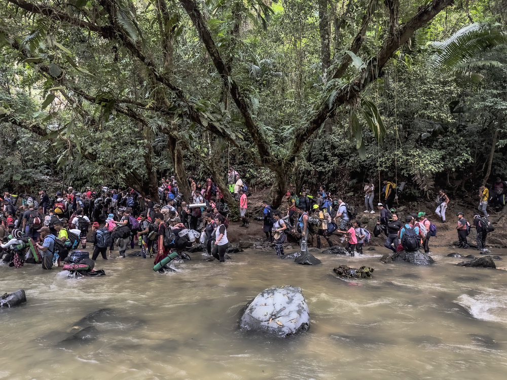People on the move from South to North America traverse a river in the Darién gap, as they make their way over the Panamanian border. © JUAN CARLOS TOMASI/MSF