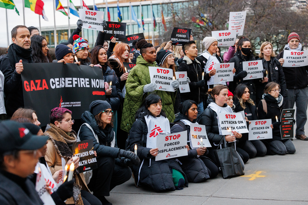 無國界醫生美國的員工聚集在紐約聯合國總部前，呼籲立即實現持續停火。© Sara Kerens/The Associated Press
