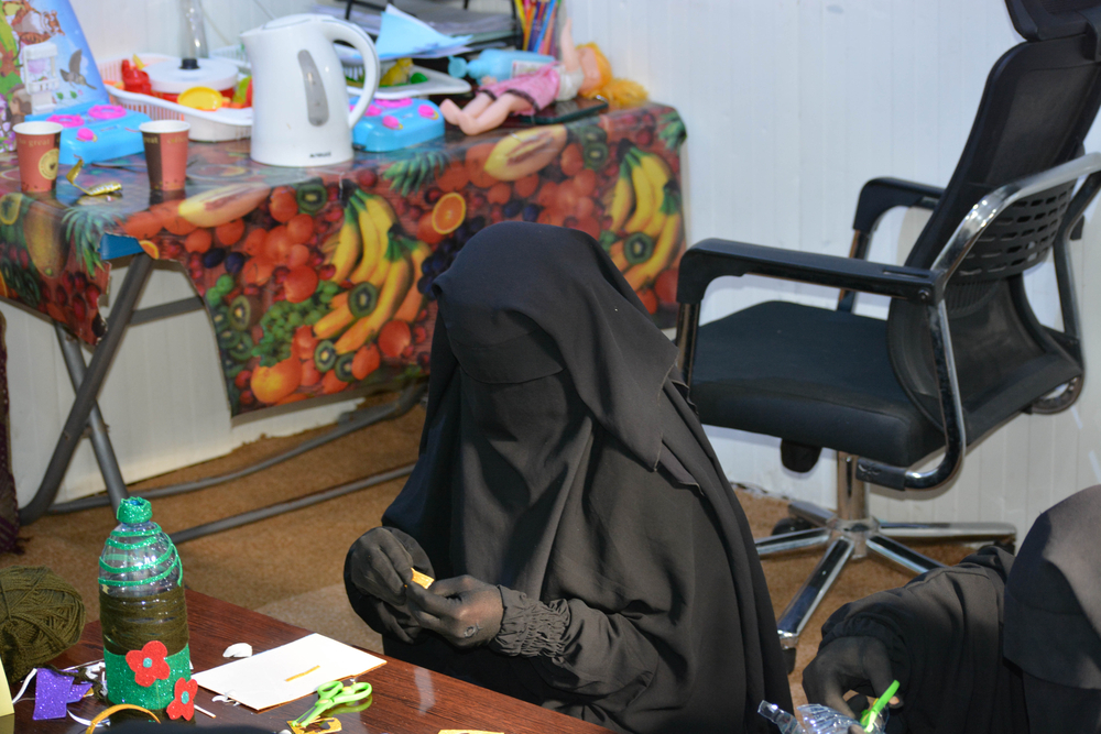 在位於霍爾營地的無國界醫生心理健康診所內，一名女性病人正參加小組藝術治療。© MSF