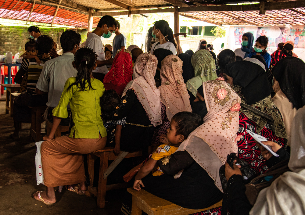 Patients wait at a busy MSF mobile clinic in Northern Rakhine while the doctors triage and organise. (October 2023) © Zoe Bennell/MSF