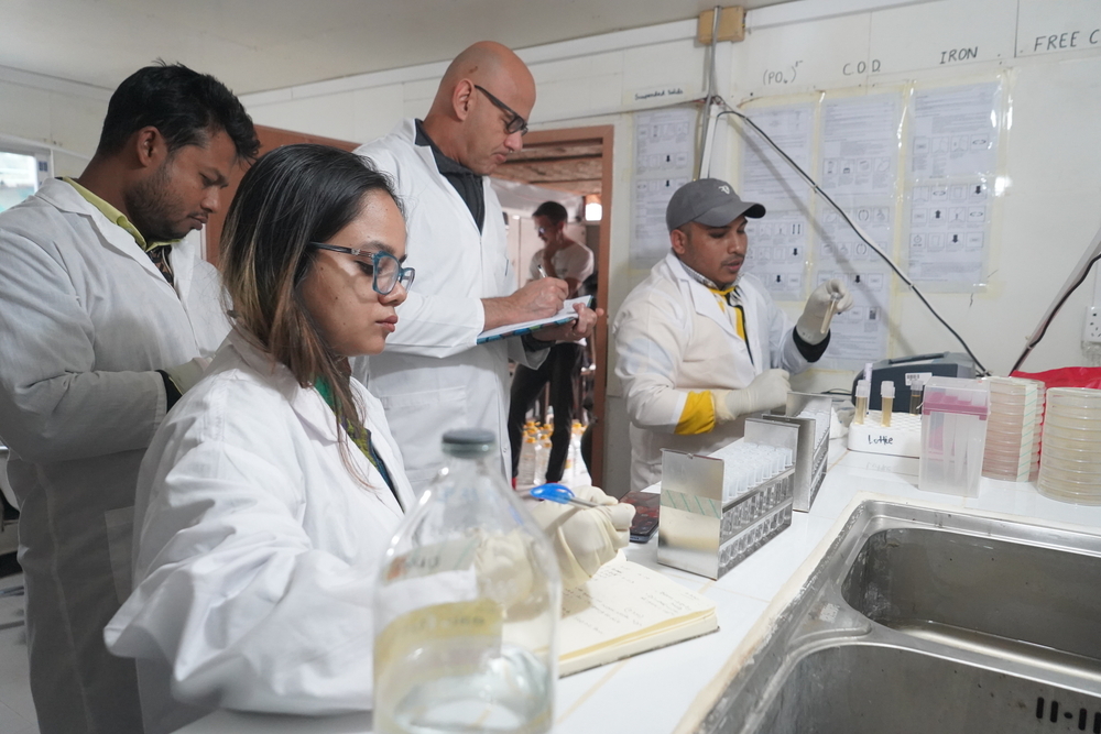 布萊頓大學的席爾瓦 （Diogo Da Silva） 博士和其他研究人員正在檢查進度，他們正探索使用熟石灰作快速處理大量糞便廢物的方法，這在緊急情況下尤其有用。© Mohammad Hossein/MSF