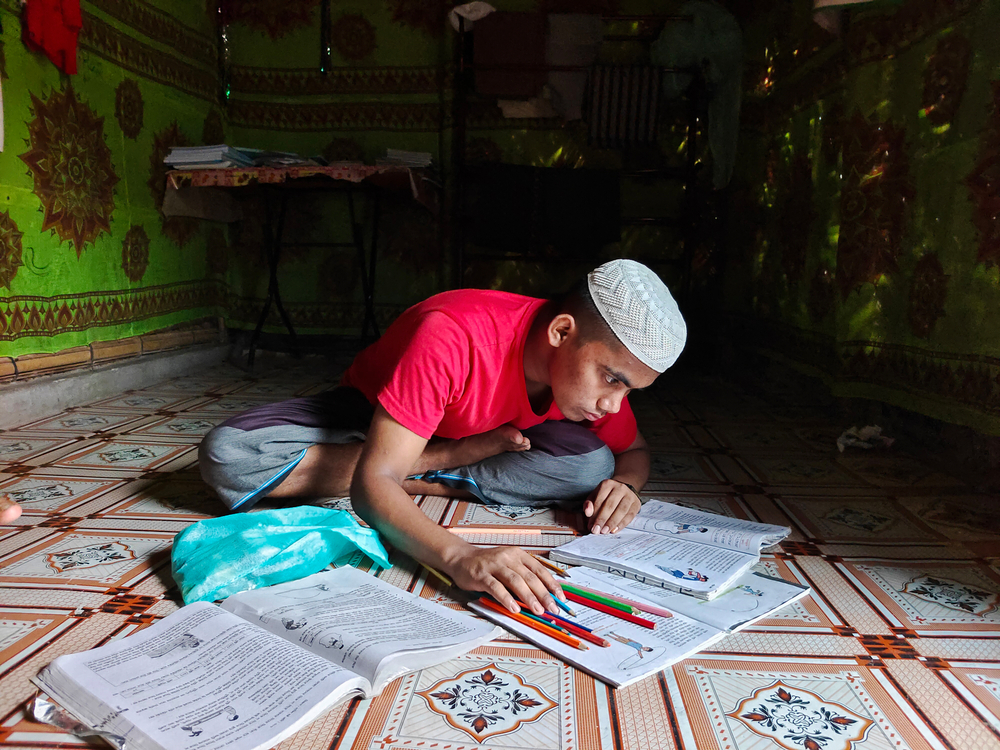 正學習阿拉伯語的穆罕默德在做作業。© Ro Yassin Abdumonab
